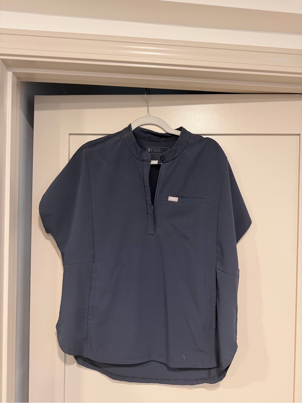 FIGS Women top - L